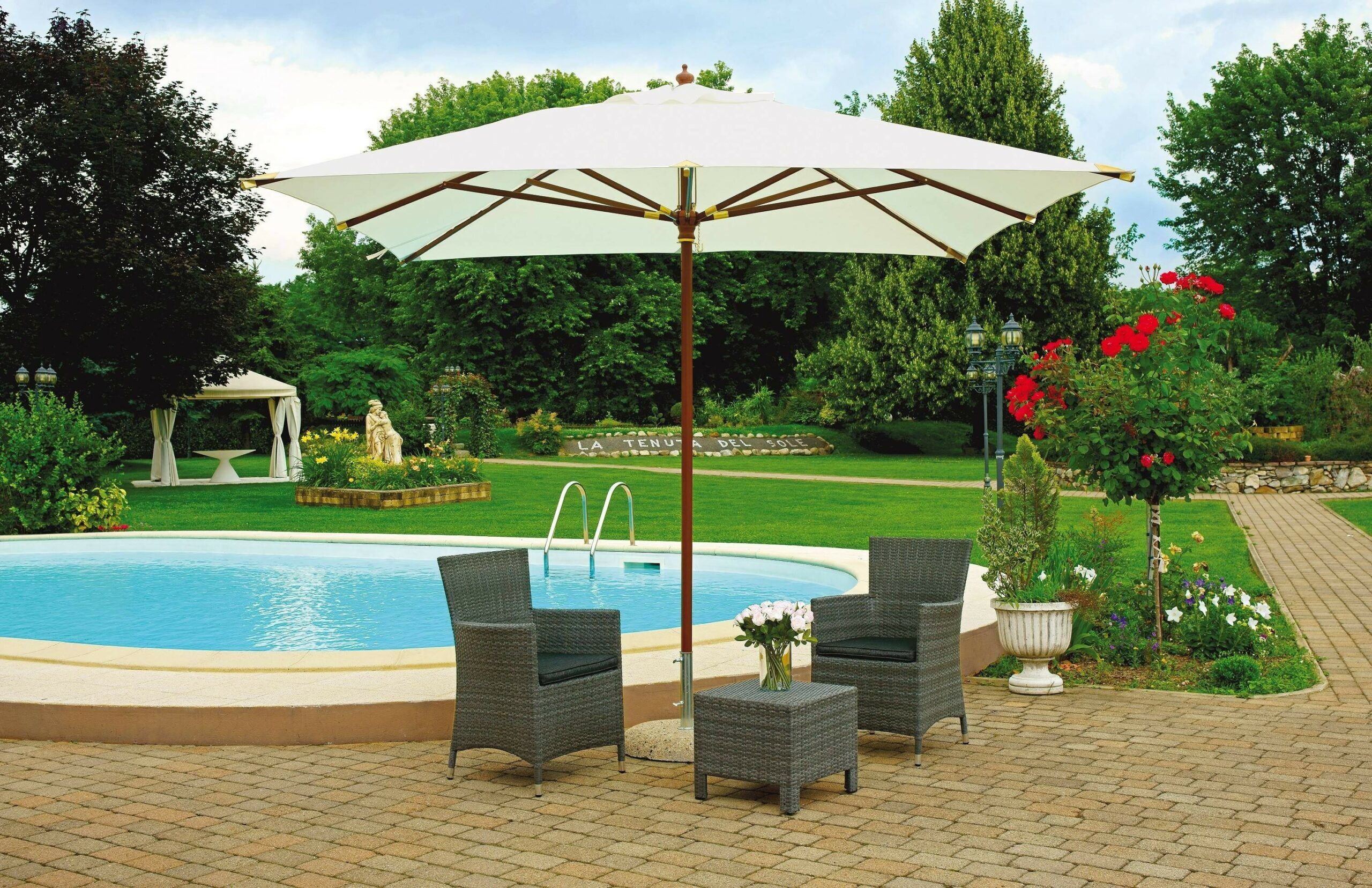 Ombrellone quadrato MOIA 3x3m in poliestere con fusto in legno indonesiano e colori diversi